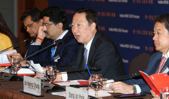 19일 오전 서울 중구 롯데호텔에서 열린 '한-인도 CEO 포럼'에 앞서 진행된 양국 위원간 사전회의에서 박용만 대한상공회의소 회장(오른쪽 두번째)이 인사말을 하고 있다. <대한상의 제공>